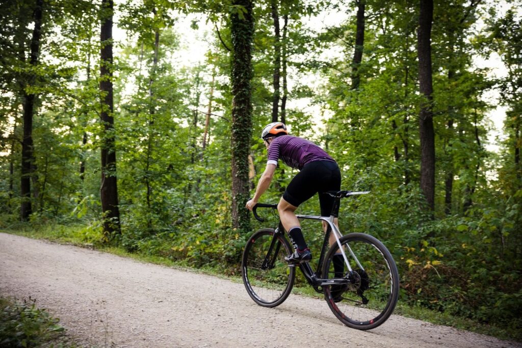 Gravelfietser rijdt over een onverharde bosweg op de Veluwezoom